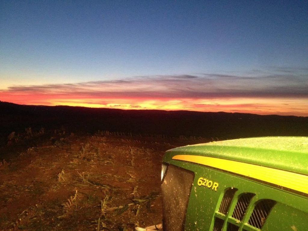 Traktor bei der Feldarbeit im Abendrot